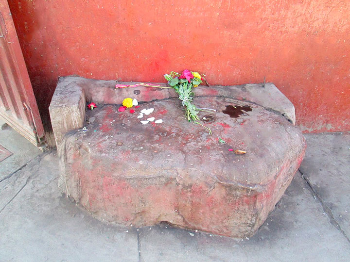 Piedra misteriosa postrada en una vereda de Juliaca